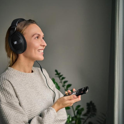 Sennheiser HD 569 Closed‑Back Audiophile Headphones, German-Irish Craftsmanship, Great Soundstage with E.A.R. Technology, Effective Acoustic Isolation, Rich Bass, Detachable Cables