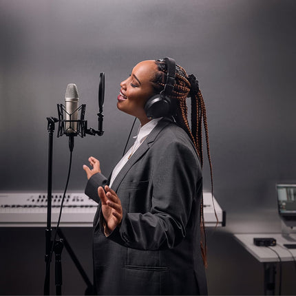 Rode Nt1 5Th Generation Large-Diaphragm Studio Condenser Microphone with XLR and USB Outputs, Shock Mount and Pop Filter for Music Production, Vocal Recording and Podcasting (Silver)